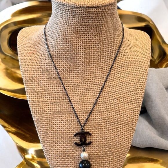 Chanel
Faux Pearl CC Pendant Necklace - Picture 2 of 6